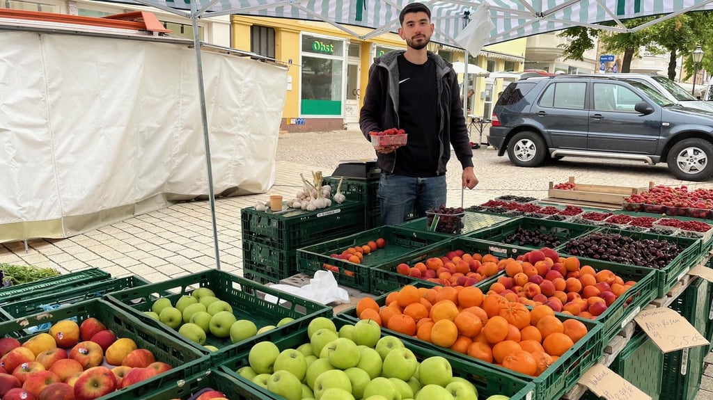 Auf dem Zeitzer Wochenmarkt in der Innenstadt gibt es einen neuen Obst- und Gemüsestand, für den es bereits viel Lob gibt.