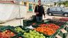 Auf dem Zeitzer Wochenmarkt in der Innenstadt gibt es einen neuen Obst- und Gemüsestand, für den es bereits viel Lob gibt. 
