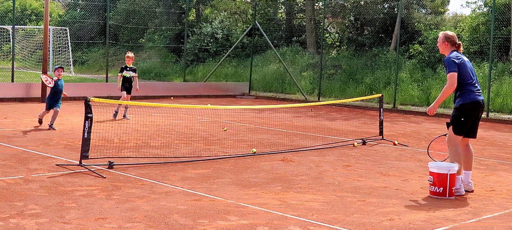 Der Tennisverein in Biederitz lädt zu einem Tag mit vielen Prominenten ein.