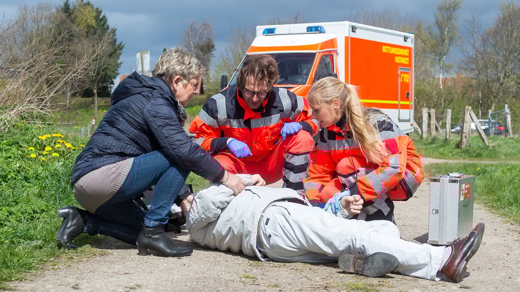 Je schneller Hilfe kommt, desto besser. Darum sollte man sofort die 112 rufen, wenn jemand Schlaganfall-Symptome zeigt.