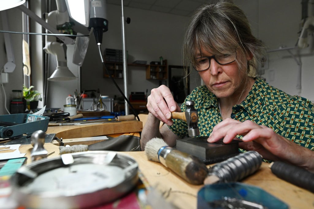 Stadtgoldschmiedin Vera Siemund arbeitet noch bis Anfang August in Erfurt.