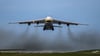 Eine Antonow 124 (An-124), das größte Frachtflugzeug der Welt, spiegelt sich beim Start im Hitzeflimmern der Startbahn vom Flughafen Leipzig/Halle. Die ukrainische Antonov Airlines fliegt regelmäßig Transporte mit dieser Maschine.