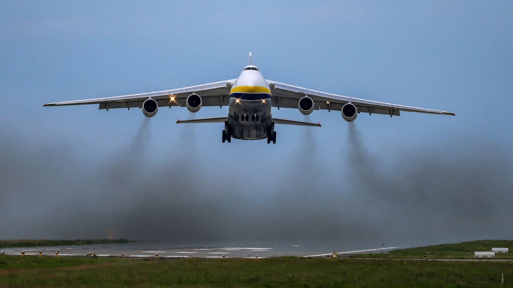 Eine Antonow 124 (An-124), das größte Frachtflugzeug der Welt, spiegelt sich beim Start im Hitzeflimmern der Startbahn vom Flughafen Leipzig/Halle. Die ukrainische Antonov Airlines fliegt regelmäßig Transporte mit dieser Maschine.