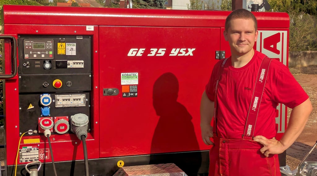 Max Apel, der stellvertretende Wehrleiter der Ortsfeuerwehr Holzweißig präsentiert das Notsromaggregat, das mit wenigen Griffen bereit ist.