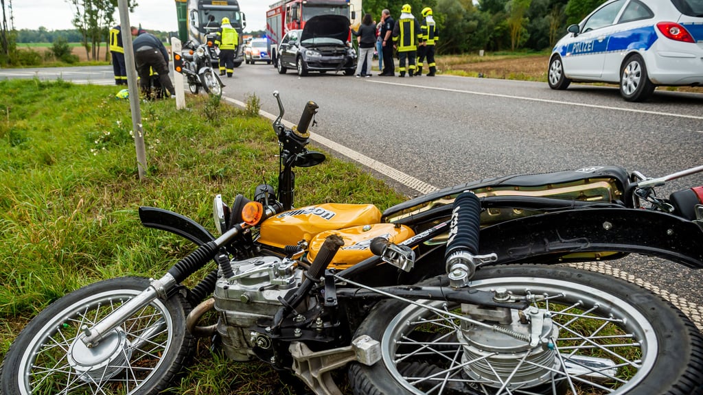 Bei einem Verkehrsunfall in Morl wurde ein 16-jähriger Mopedfahrer schwer verletzt.