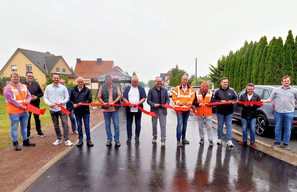 Mit neun Schnitten durch ein rotes Band wurde die Straße Zum Burglehn in Aken am Donnerstag offiziell für den Verkehr freigegeben.