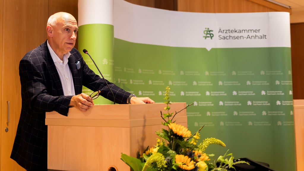 Hauptgeschäftsführer der Ärztekammer Sachsen-Anhalt, Prof. Dr. Edgar Strauch, bei seiner Ansprache in Magdeburg.