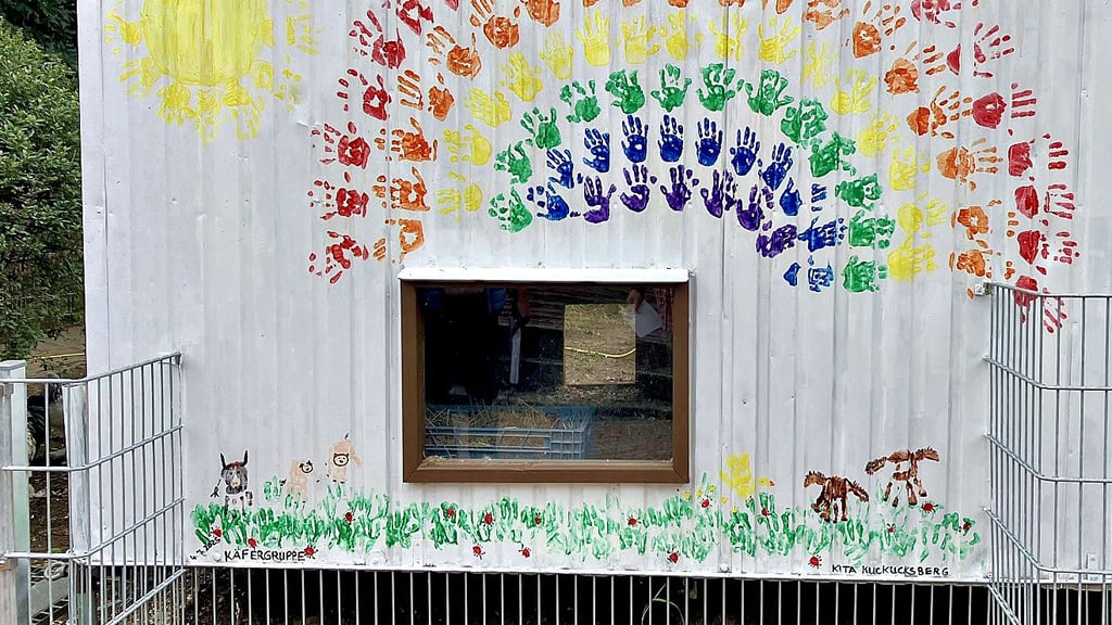 Kinder der örtlichen Kita „Kuckucksberg“ haben den Bauwagen im Tierpark Westerhausen gestaltet. Durch ein Fenster können die Besucher die Hühner beim Eierlegen beobachten.