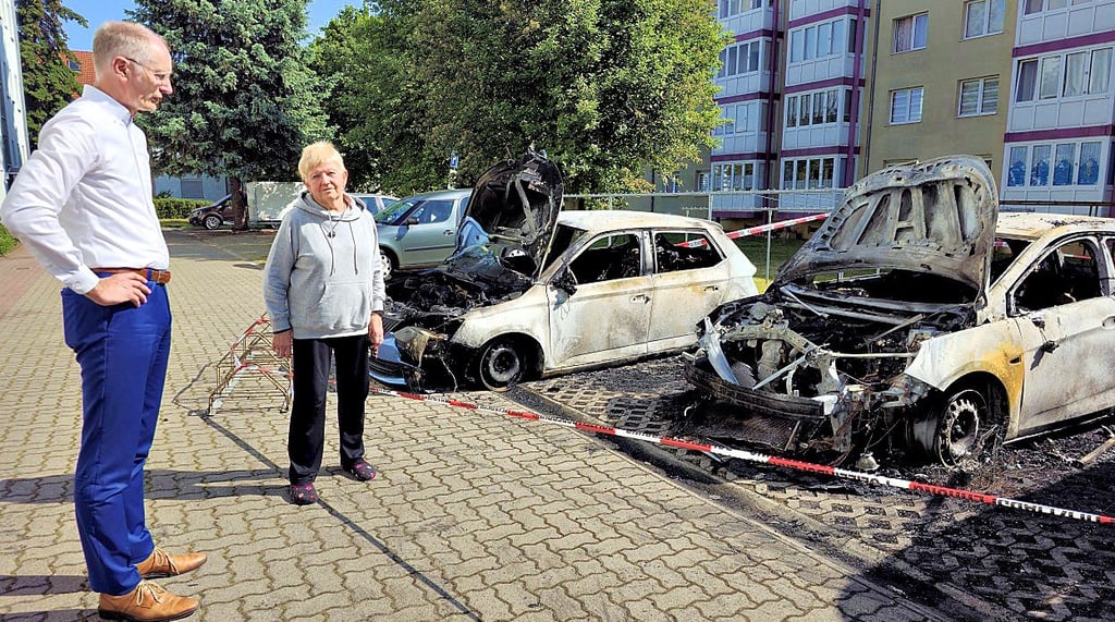 Im Mai gehen in der Zerbster Klappgasse zwei Autos und ein Wohnmobil in Flammen auf. Bürgermeister Andreas Dittmann spricht mit den Betroffenen. Er schlägt dem Stadtrat die Auslobung einer Belohnung vor.