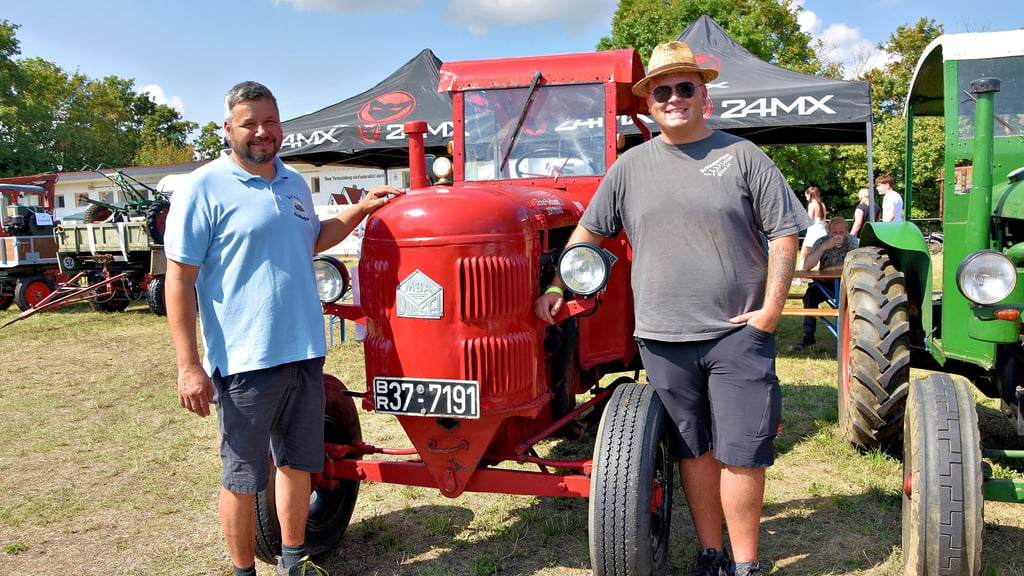 Timo Kondritz (links im Bild) ist Begründer des Bulldog- und Oldtimertreffens, das am Wochenende zum achten Mal stattfand. Viele der Teilnehmer kennt er inzwischen persönlich, wie etwa Karl Schlitz (rechts) aus Dortmund, der mit seinem roten Traktor (MBA SA 751) nach Axien reiste.