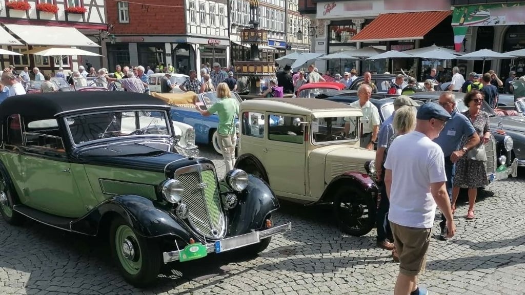 72 Teams zeigten bei der 15. Rathausrallye ihre historischen Schmuckstücke auf dem Wernigeröder Marktplatz.