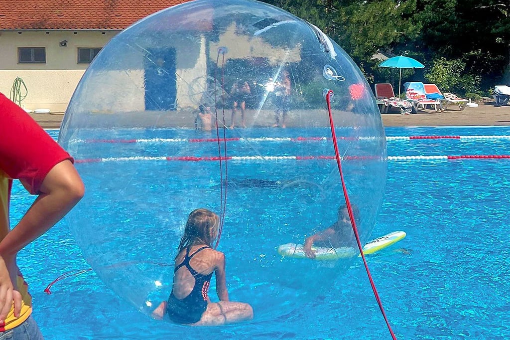 Eine Attraktion beim Piratenfest: die Wasserbälle.