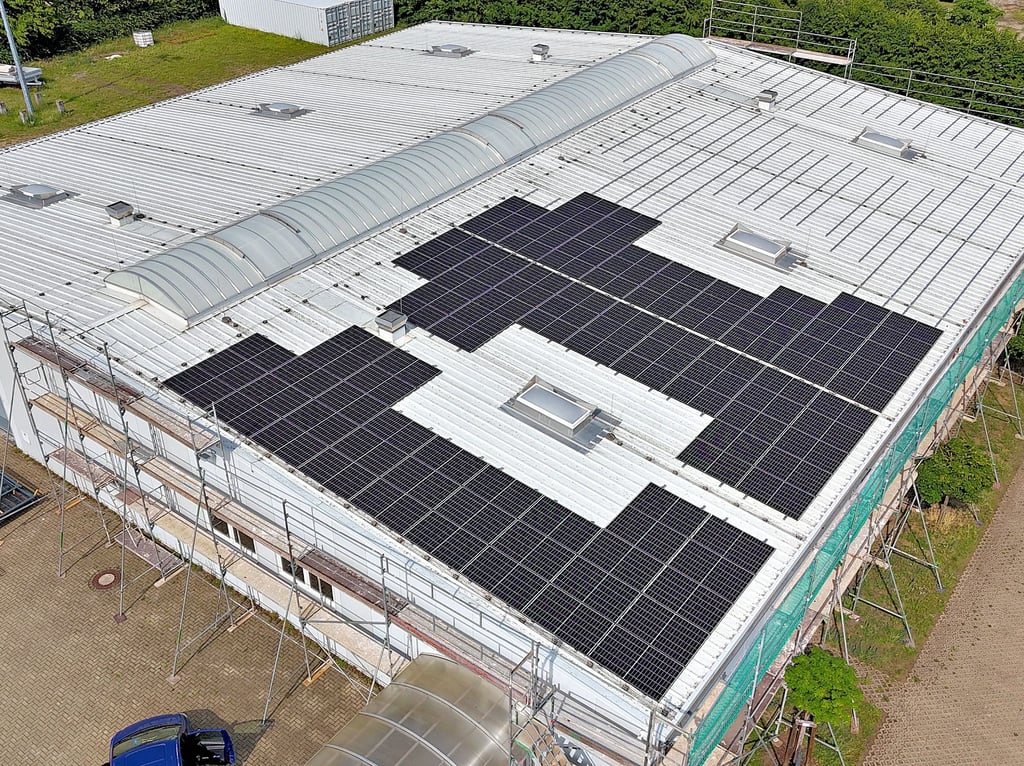 Bau der Photovoltaik-Anlage auf Halle 3 der Magdeburger Messehallen im Herrenkrug.