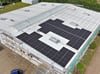 Bau der Photovoltaik-Anlage auf Halle 3 der Magdeburger Messehallen im Herrenkrug. 