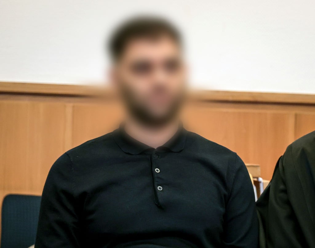Vor den Augen von Polizisten soll ein Mann einen 35-Jährigen ermordet haben. (Archivbild)