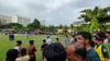 Freiwillige sperren das Gebiet ab, nachdem ein Trainingsflugzeug der Bangladesh Air Force auf ein Schulgelände in Dhaka abgestürzt ist.