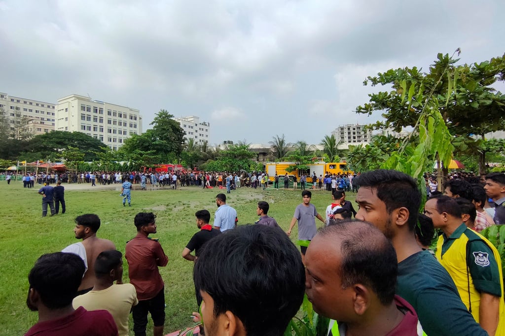Freiwillige sperren das Gebiet ab, nachdem ein Trainingsflugzeug der Bangladesh Air Force auf ein Schulgelände in Dhaka abgestürzt ist.