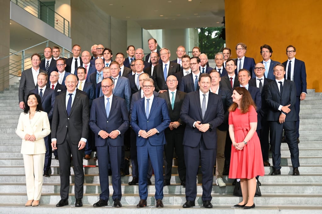 Gruppenbild mit zwei Frauen.