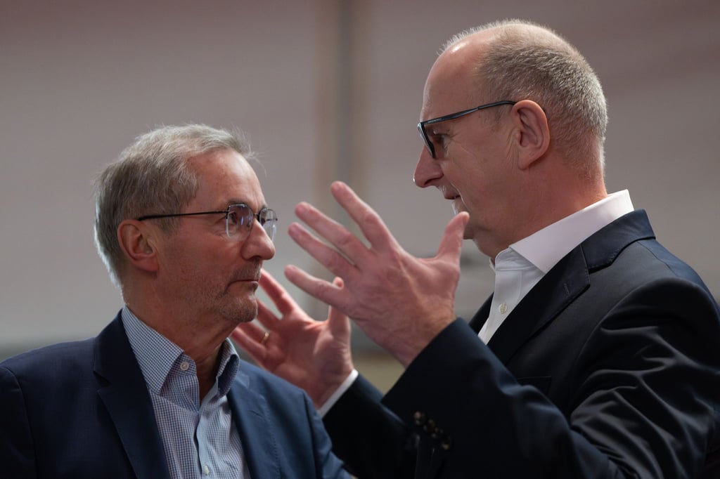 Brandenburgs Ministerpräsident Dietmar Woidke (r) verteidigt seinen Vorgänger Matthias Platzeck. (Archivbild)