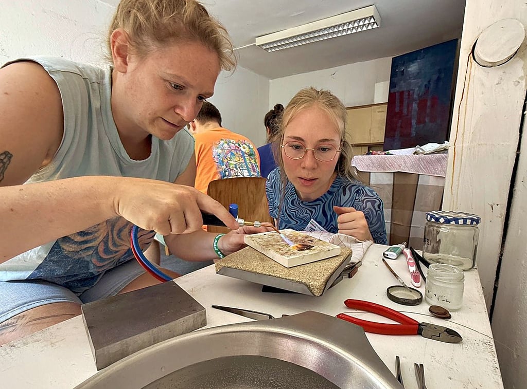 Beim Goldschmiedekurs des Klink Festivals wird mit Feuer gearbeitet.