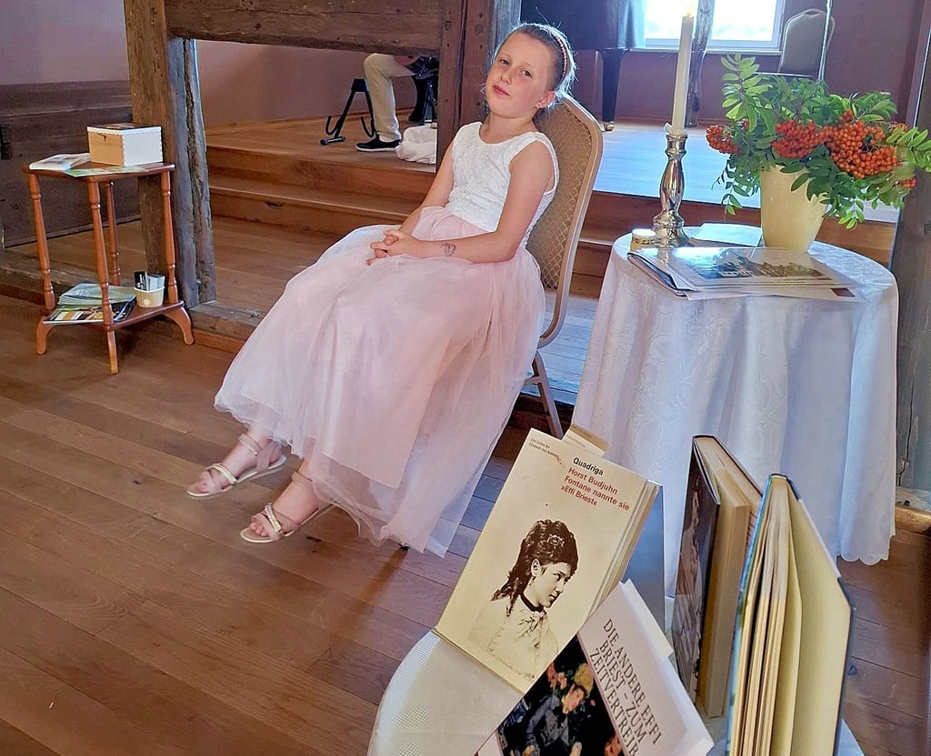 Lea Thurau stellt die junge Freifrau Elisabeth von Plotho dar.
