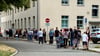 Dieser Tage zeigen sich vor der Kfz-Zulassungsstelle in Naumburg immer wieder dieselben Bilder. Lange Schlangen bilden sich vor den Türen.