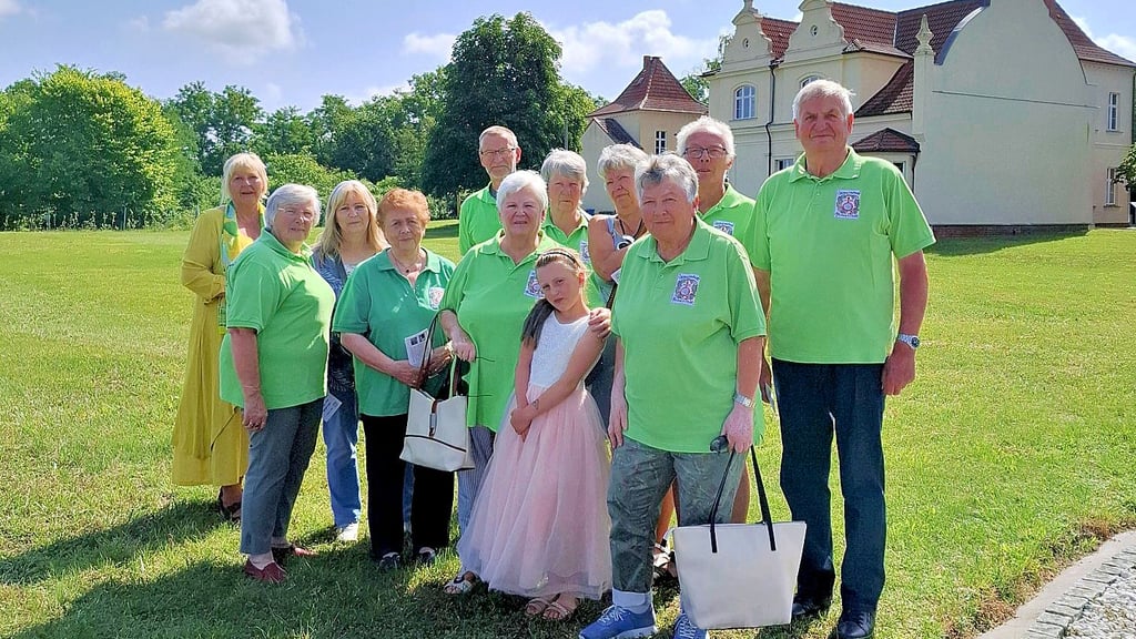 Simone Bach (l.) führt die Gruppe durch das Zerbener Schloss.