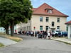 Dieser Tage zeigen sich vor der Kfz-Zulassungsstelle in Naumburg immer wieder dieselben Bilder. Fahrzeughalter warten bereits Stunden vor Öffnung der Behörde vor den Türen. Um der Nachfrage Herr zu werden, bietet die Zulassungsstelle für Mittwoch nun einen zusätzlichen Sprechtag an. 