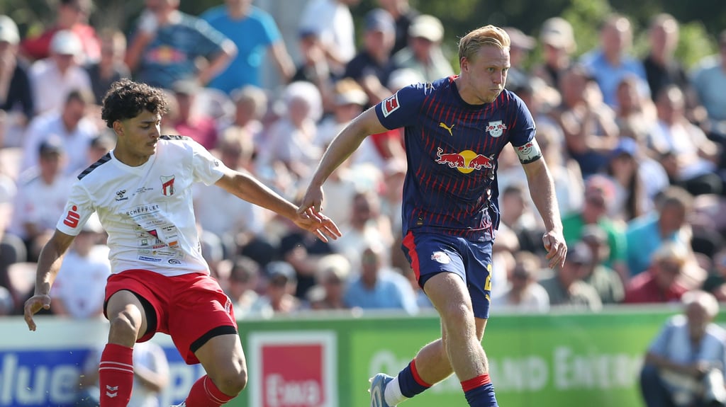 Xaver Schlager (r.) überzeugte beim Testspiel gegen Meuselwitz.