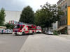 Zwei Löschfahrzeuge der Feuerwehr sichern am Montagmorgen die Kreuzung Annastraße / Hans-Löscher-Straße in Magdeburg.