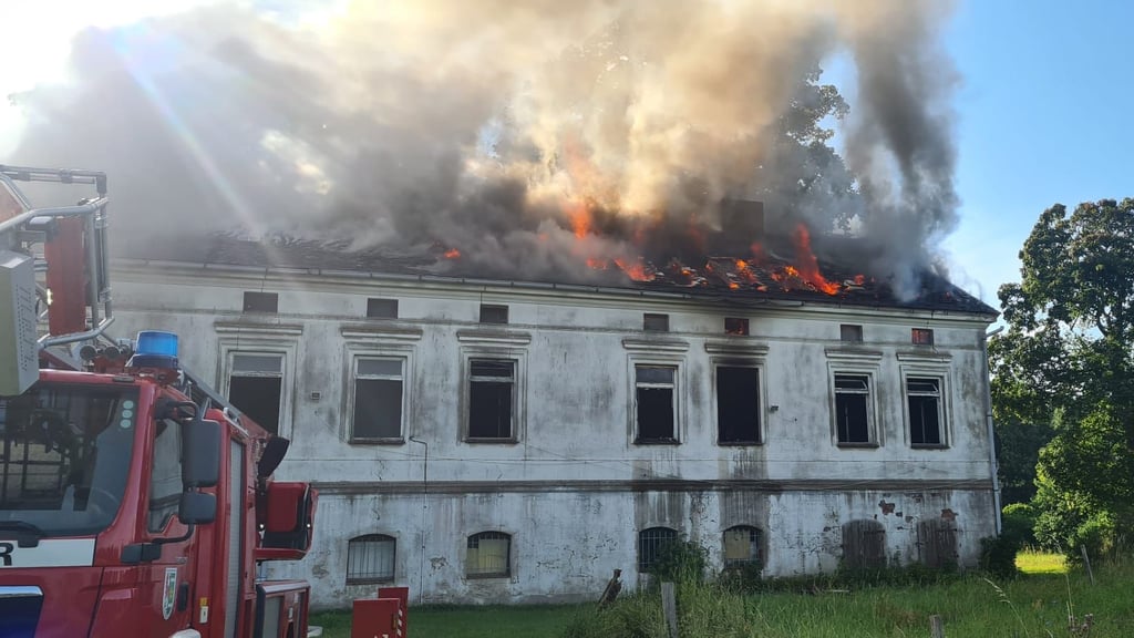 Diese Aufnahme entstand am Sonntagmorgen, 20. Juli 2025, um 8.18 Uhr. Die Feuerwehren kamen gerade das zweite Mal zum selben – und eigentlich schon gelöschten – Brand nach Lichterfelde (Altmärkische Wische).