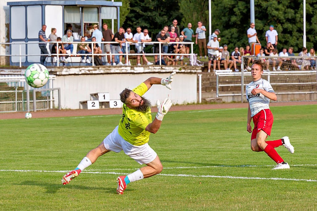 Hennes Heinze bringt den Ball zwar an Torwart Rico Rocke vorbei, verfehlt das Tor aber knapp. Zum zwischenzeitlichen 1:1 für den SC Naumburg II trifft Heinze dann doch.