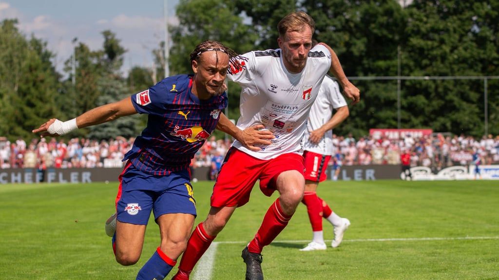 Xavi Simons (l.) überzeugte im ersten RB-Test gegen Meuselwitz mit einem Tor und einer Vorlage.