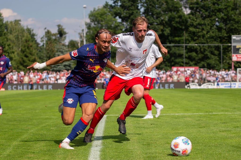 Xavi Simons (l.) überzeugte im ersten RB-Test gegen Meuselwitz mit einem Tor und einer Vorlage.