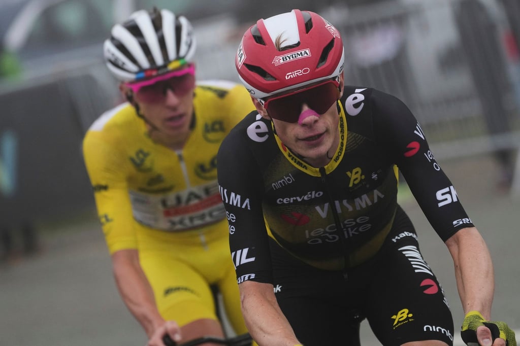 Jonas Vingegaard (r) will Titelverteidiger Tadej Pogacar weiter herausfordern.