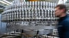 Die Zahl der Beschäftigten in der Metall- und Elektroindustrie ist erneut deutlich zurückgegangen. (Archivbild)