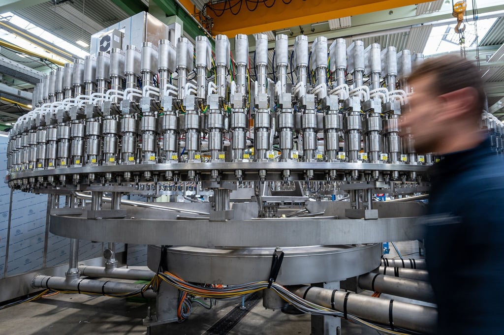 Die Zahl der Beschäftigten in der Metall- und Elektroindustrie ist erneut deutlich zurückgegangen. (Archivbild)