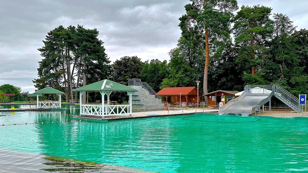 Blick auf das Biologische Freibad am Blankenburger Thie-Park.