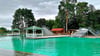 Blick auf das Biologische Freibad am Blankenburger Thie-Park. 