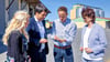 Guido Lechtenberg (2. von rechts) erklärt  Grit Worsch, Landrat Patrick Puhlmann und Stefanie Fritze, welchen Zustand die angelieferte Gerste hat und wie mit dem Getreide in Osterburg weiter verfahren wird.  