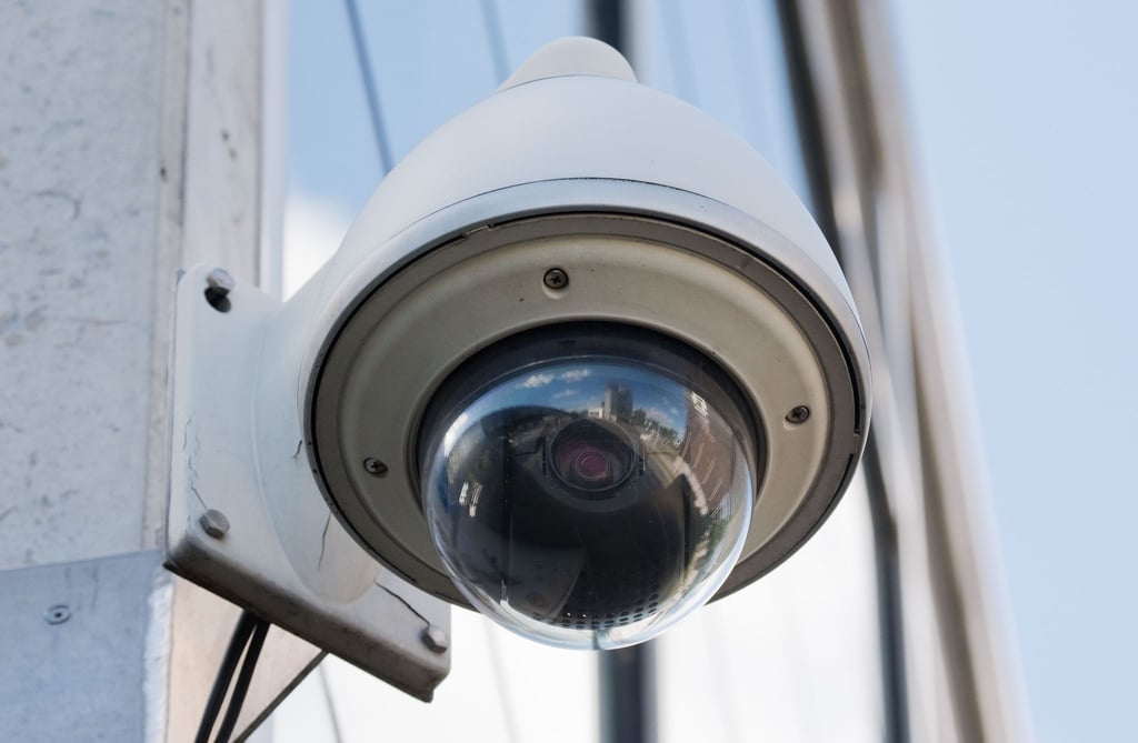 Geht es nach dem niedersächsischen Innenministerium, soll die Polizei bei der Videoüberwachung künftig Künstliche Intelligenz einsetzen dürfen. (Symbolbild)