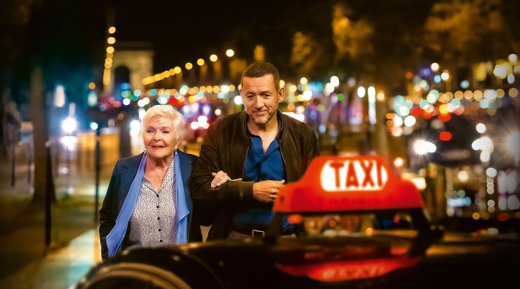 In der Tragikomödie „Im Taxi mit Madeleine“ spielen Dany Boon und Line Renaud ein ziemlich ungleiches Paar.