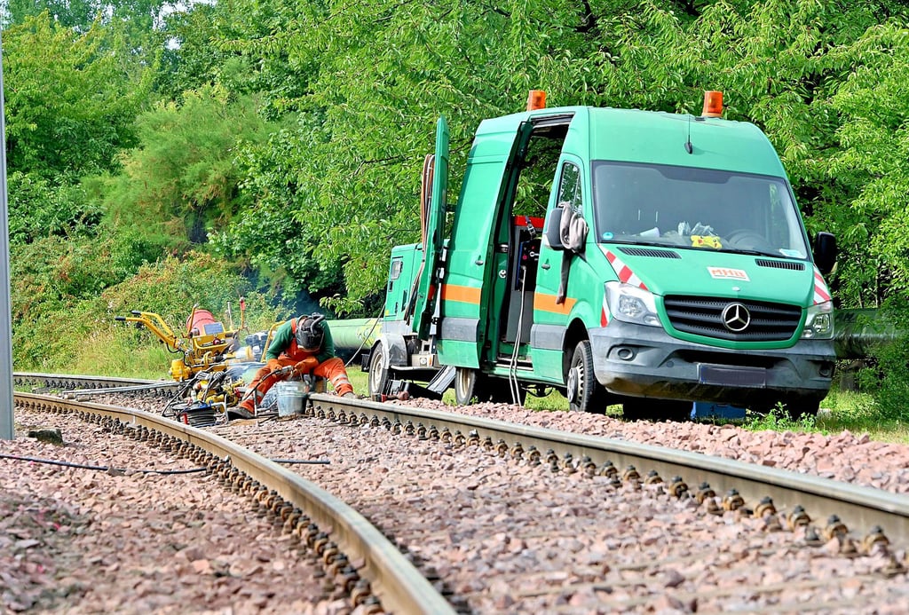 Dieser Tage wurde an der Straßenbahntrasse nach Neu-Olvenstedt gebaut.