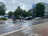 Bunte Füße statt Zebrastreifen: Die Übergangsstelle auf der Pfälzer Straße soll Fußgänger und Radfahrer in Magdeburg zum sicheren Queren animieren – doch ob das reicht, ist umstritten.