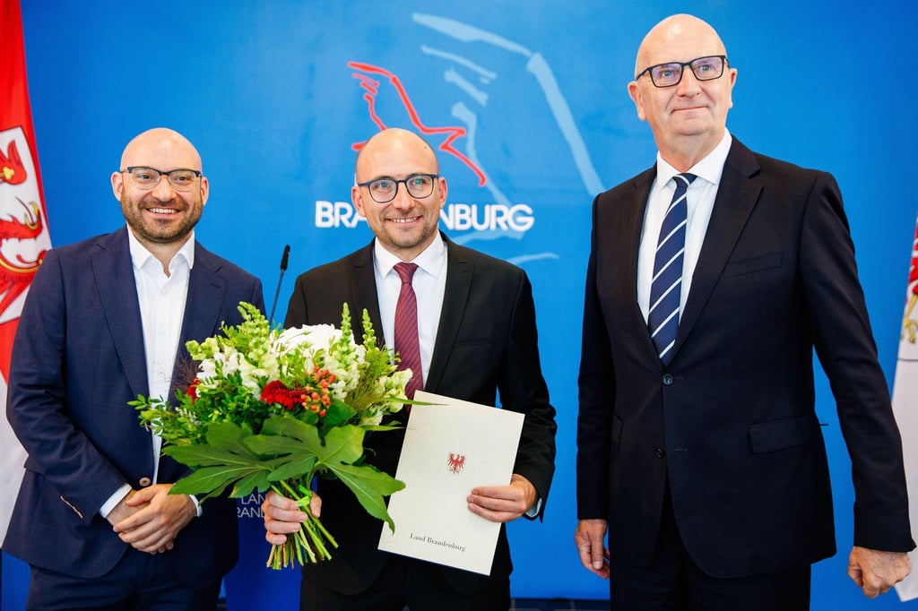 Brandenburgs Ministerpräsident Dietmar Woidke (SPD) hat den bisherigen Geschäftsführer des Landkreistags, Johannes Wagner, zum Innenstaatssekretär ernannt.