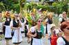 Vom Hütteplatz aus marschierte der Festumzug mit den bunt geschmückten, Kiepen tragenden Grasfrauen durch den Ort und holte die frisch gekürten Majestäten von Zuhause ab.