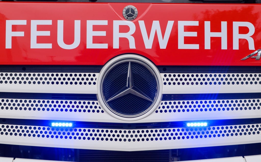 Das Feuerwehrauto ist von der Straße abgekommen und umgekippt. (Symbolbild)