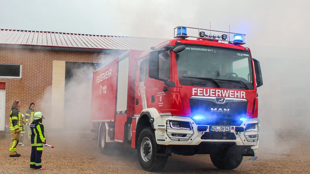 Spektakulär inszeniert: Langsam taucht der neue Gerätewagen Logistik aus dem Nebel auf, um feierlich im Feuerwehrdeopt der Stadt Seehausen in Dienst gestellt zu werden.