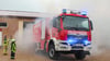 Spektakulär inszeniert: Langsam taucht der neue Gerätewagen Logistik aus dem Nebel auf, um feierlich im Feuerwehrdeopt der Stadt Seehausen in Dienst gestellt zu werden.