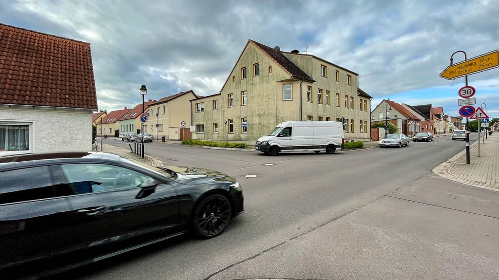 An der B246a wird der Verkehr nicht so flüssig laufen wie auf dem Foto. Straßenbaumaßnahmen sorgen für eine Sperrung und eine Umleitung.